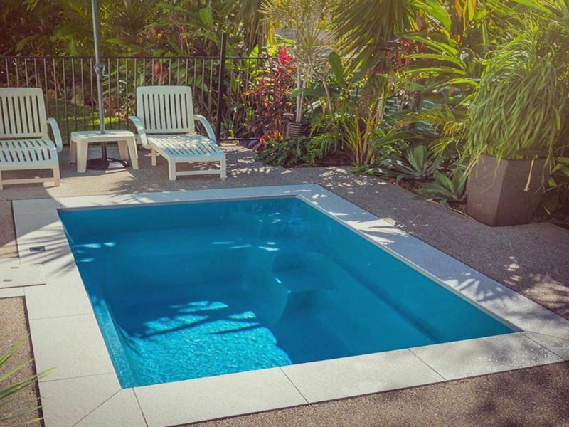 Swimming pool scene display3