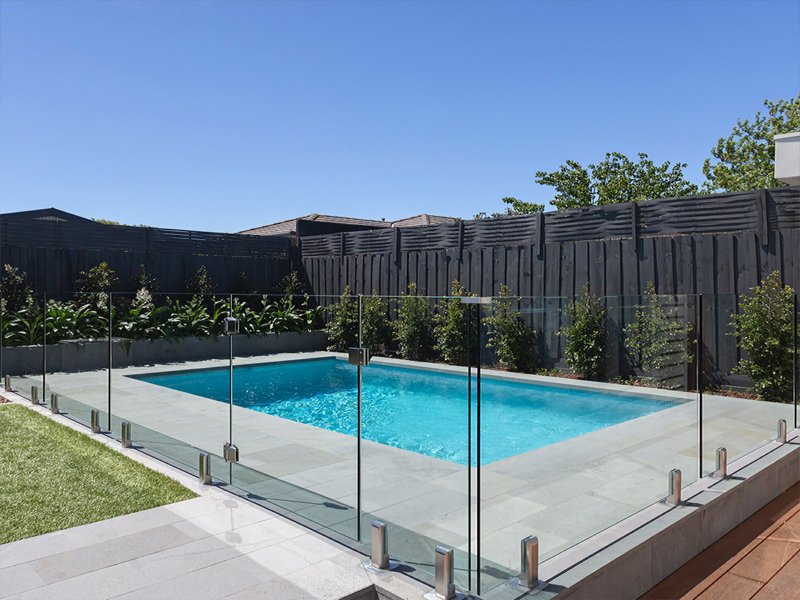 Swimming pool scene display picture 1