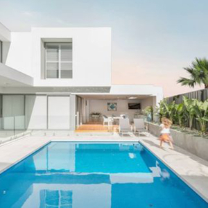 Fiberglass swimming pool